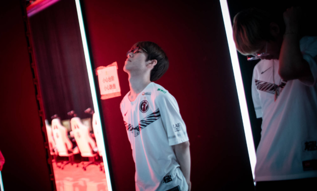 在全球化背 在全球化背